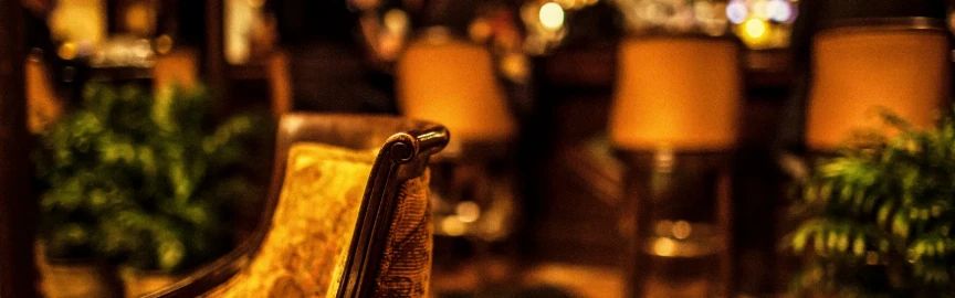 La vida nocturna de Kuwait. Desde cafés elegantes hasta salones de lujo.