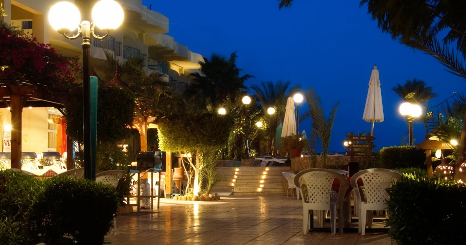 La vida nocturna de Kuwait. Desde cafés elegantes hasta salones de lujo.