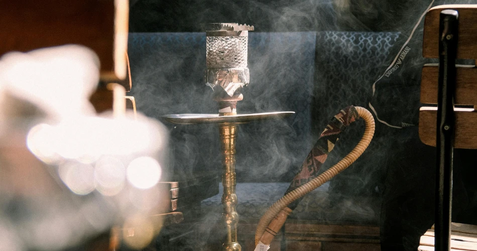 La vida nocturna de Kuwait. Desde cafés elegantes hasta salones de lujo.