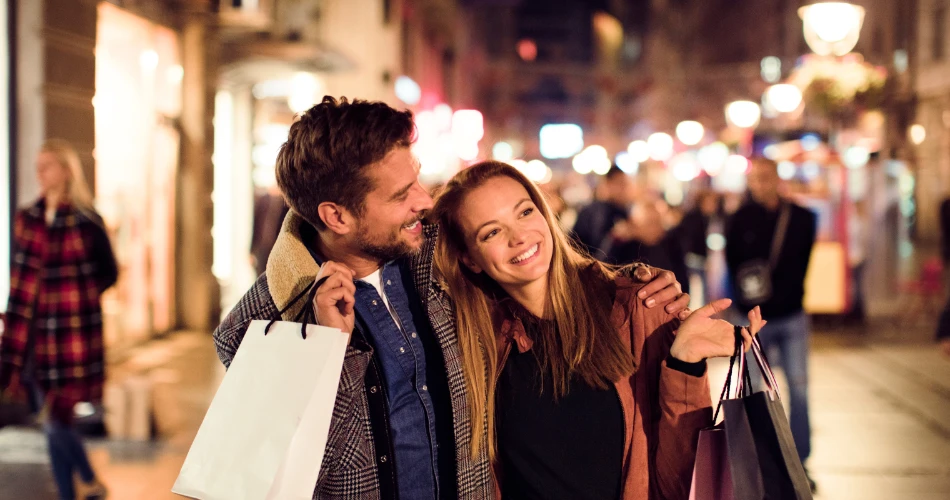 La vida nocturna de Kuwait. Desde cafés elegantes hasta salones de lujo.